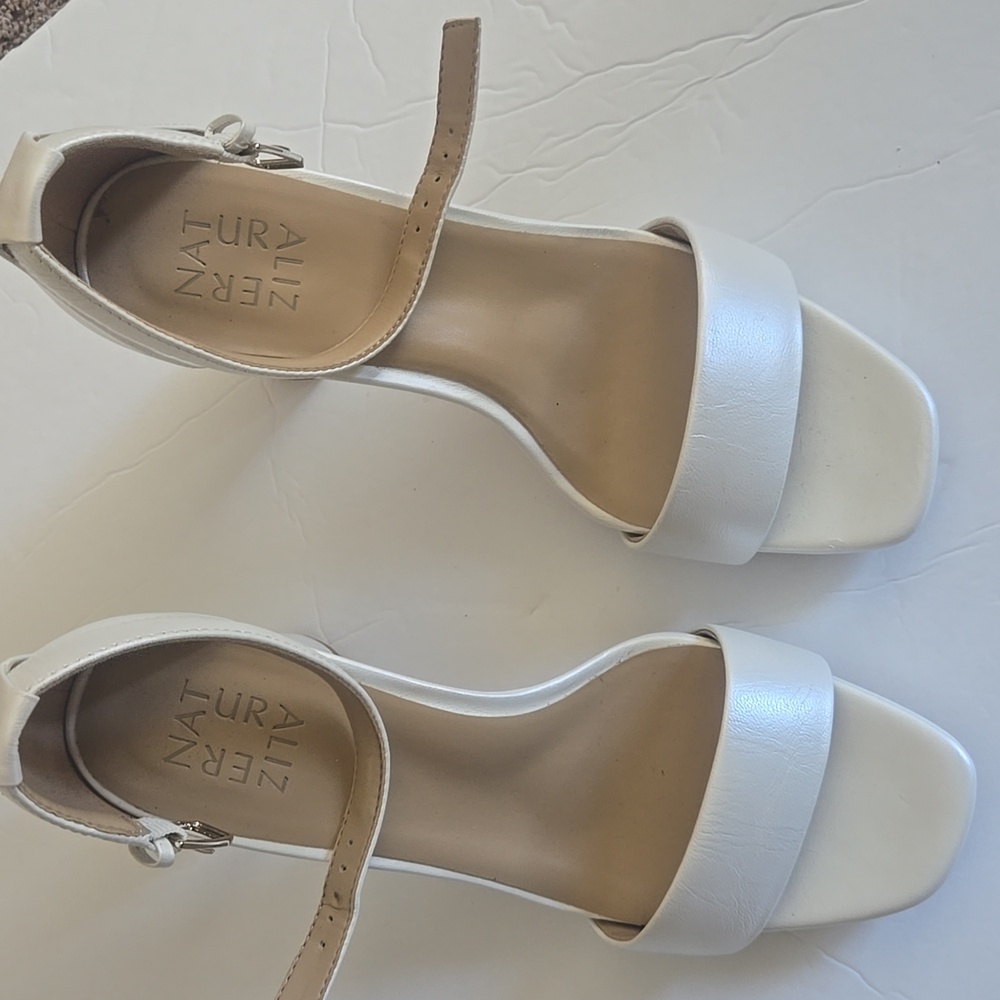 Womens size 8 heels by naturalizer